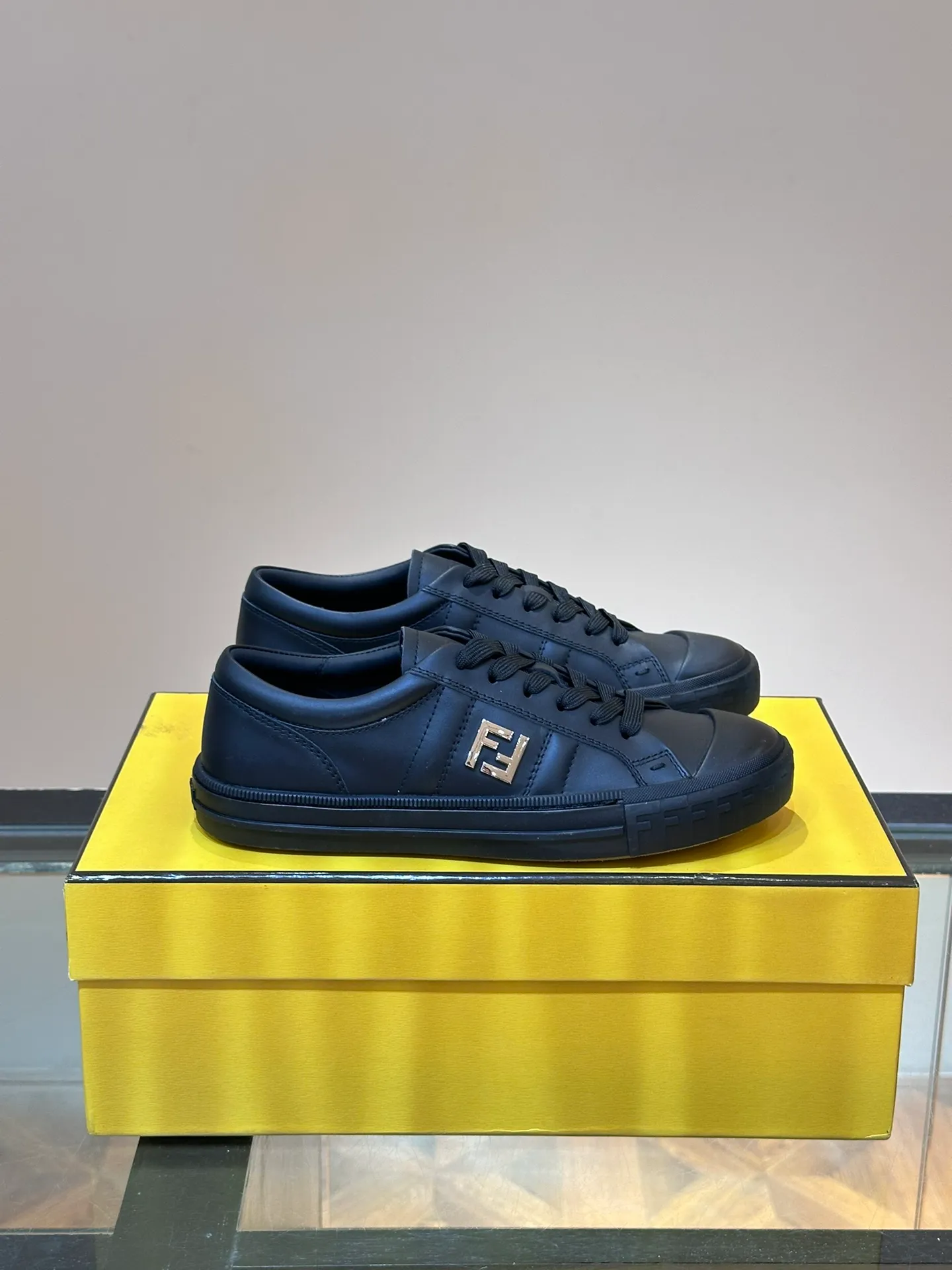 Men's Men's Shoes 💰380 [New Style] 🍿🍿Fendi Fendi Casual Sneakers Skateboard Shoes, the new Domino sneakers have become a favorite shoe. For those who want to create a simple and FENDI-characteristic look, this shoe is the perfect choice. Because this sneaker is one of the most cost-effective among FENDI's entry-level sneakers, it provides a great opportunity to attract and attract all customers who love easy and comfortable everyday sneakers. Size: 38-45 (men’s size 38.45 customized)